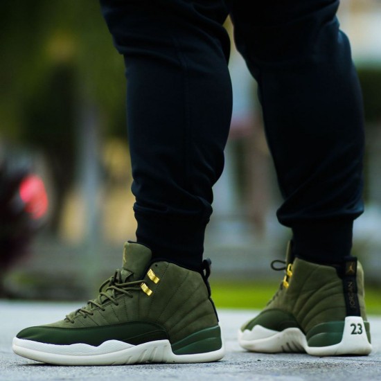 Air Jordan 12 Retro Chris Paul Class of 2003 Herren AJ12 130690 301 Olive Canvas/Sail/Schwarz-Metall Jordan Sneakers